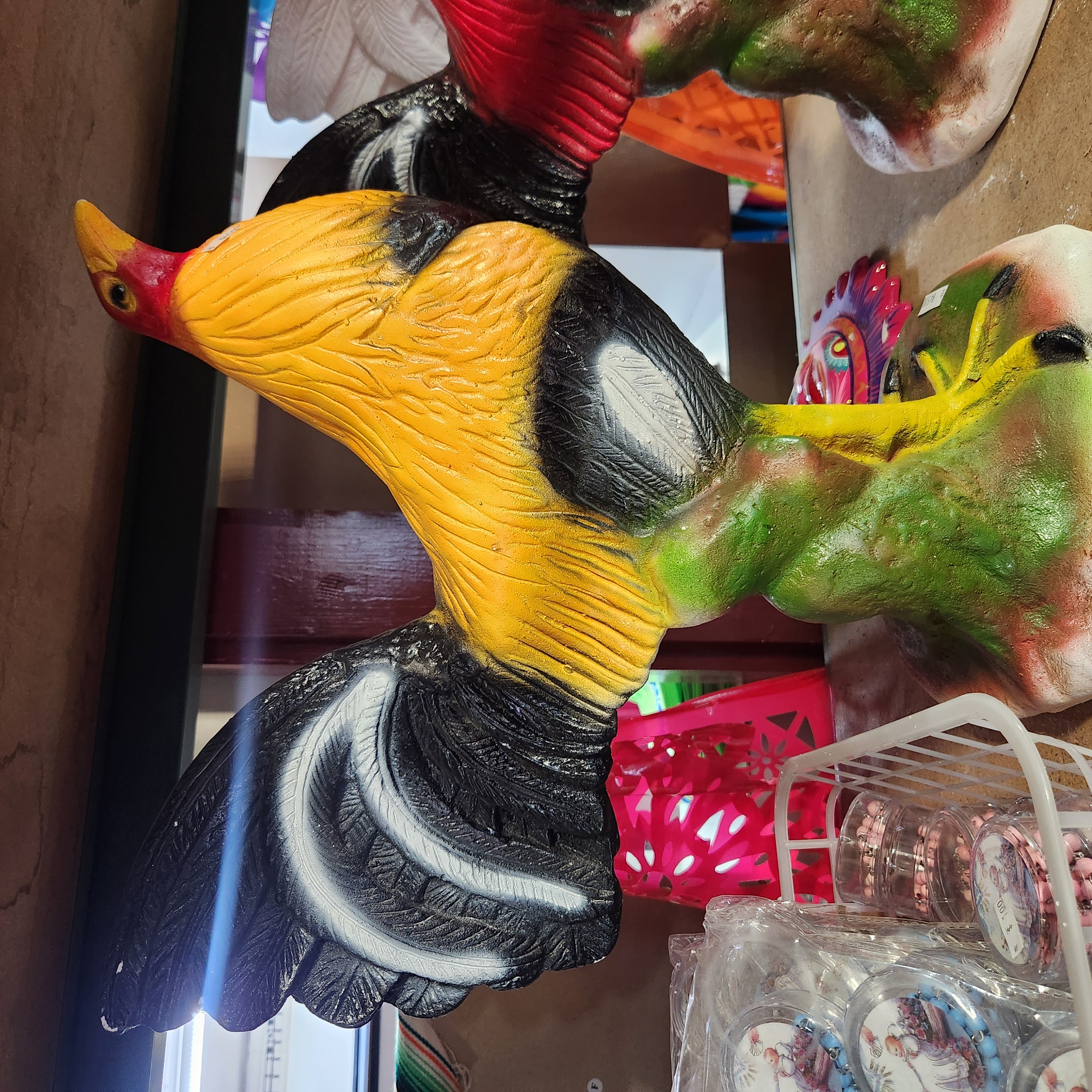 Gallo amarillo con negro